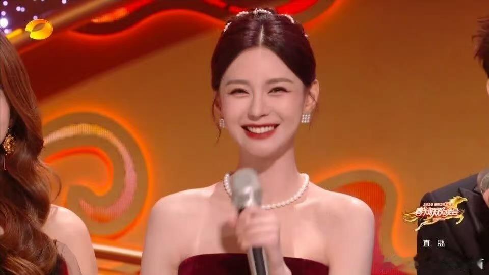 沈梦辰怎么瘦成这样 沈梦辰小年夜舞台一出场，瘦得我差点认不出。轮廓清晰、气质翻倍