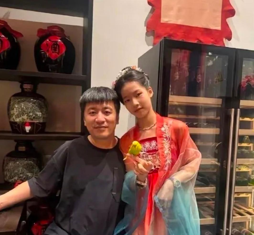 张雪峰走后，
女儿张姩菡一句话看哭全网 
她在悼念爸爸的视频下留言：
“谢谢叔叔