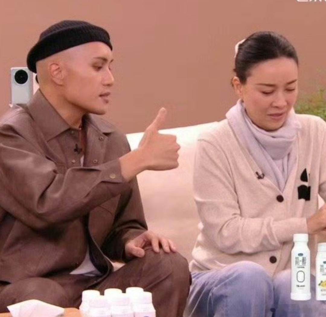 #歌手直播##黄宣在歌手当课代表# 真的被黄宣可爱到！每位歌手演出完都切到黄宣镜