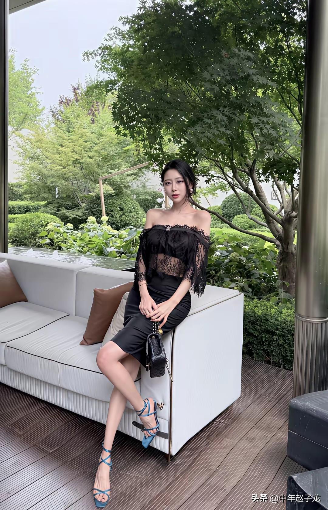黑色系
 
户外露台的绿意背景前，一身全黑造型把高级氛围感直接拉满。一字肩蕾丝上