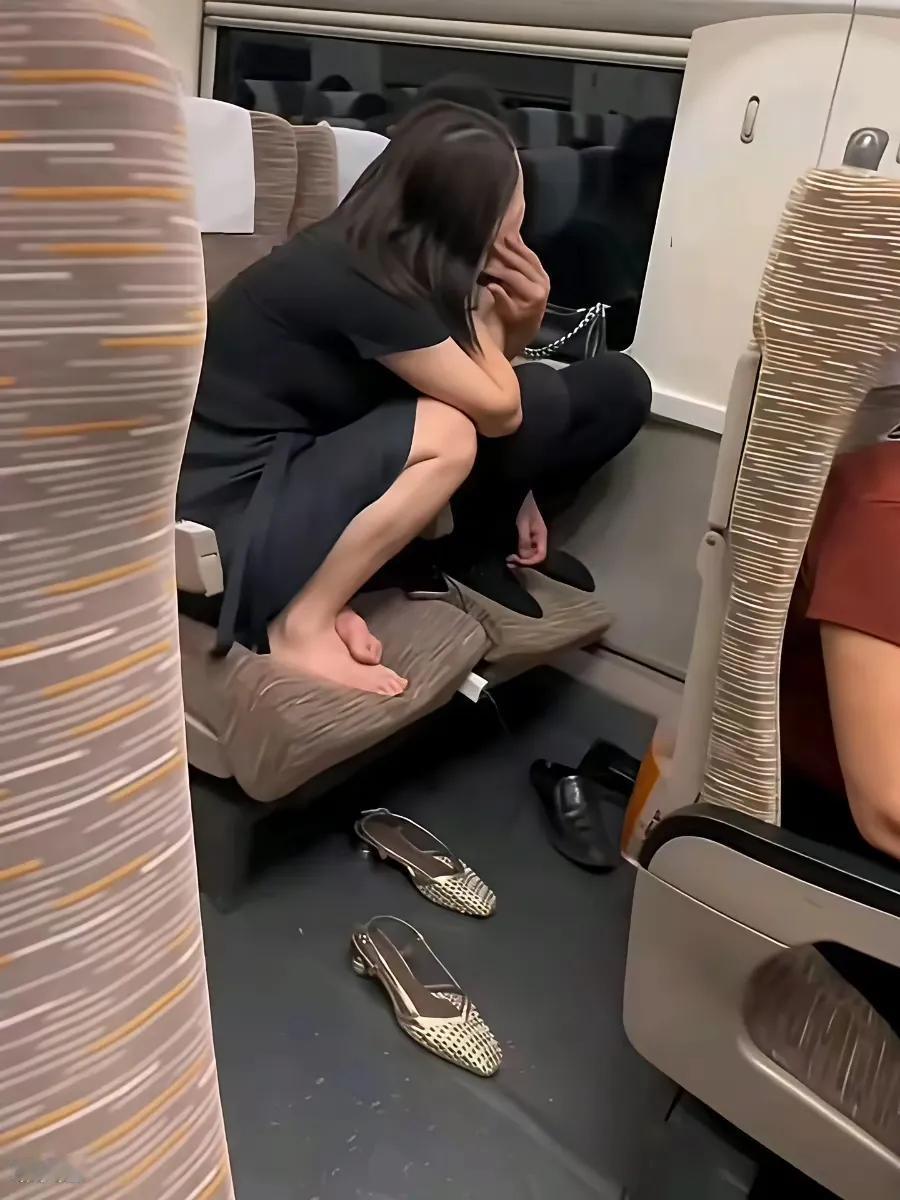 今天看到一位网友在火车上发的照片，不得不感叹这大千世界真是无奇不有。有人不在座位