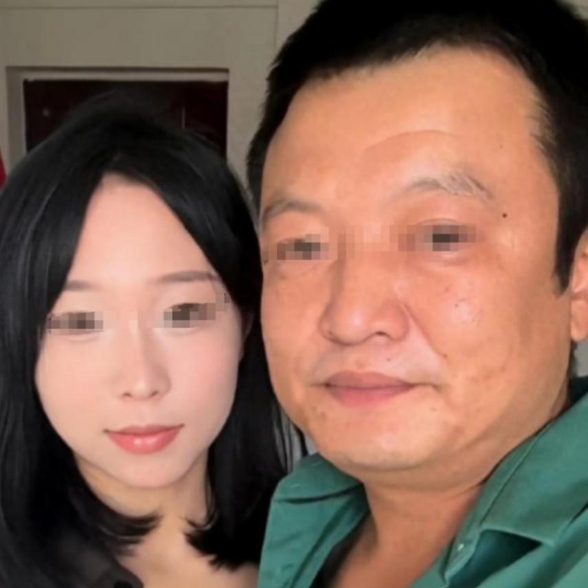 太离谱！26岁姑娘闪婚52岁大叔
 
谁也没想到，一场相差26岁的闪婚，藏着惊天