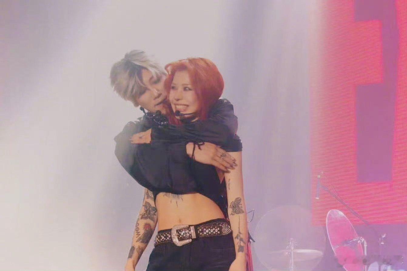 谁家歌手在舞台上直接给粉丝转账啊  谁懂啊！打扰一下乐团武汉站巡演的饭撒环节直接