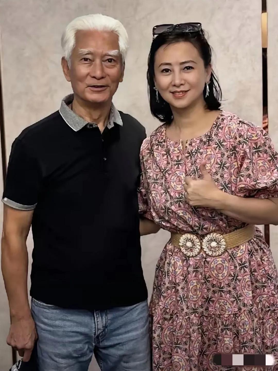 镜头中57岁的翁虹身姿曼妙，细腰窄背，轻盈俊俏，眉清目秀，肤白无皱显年轻；一旁的