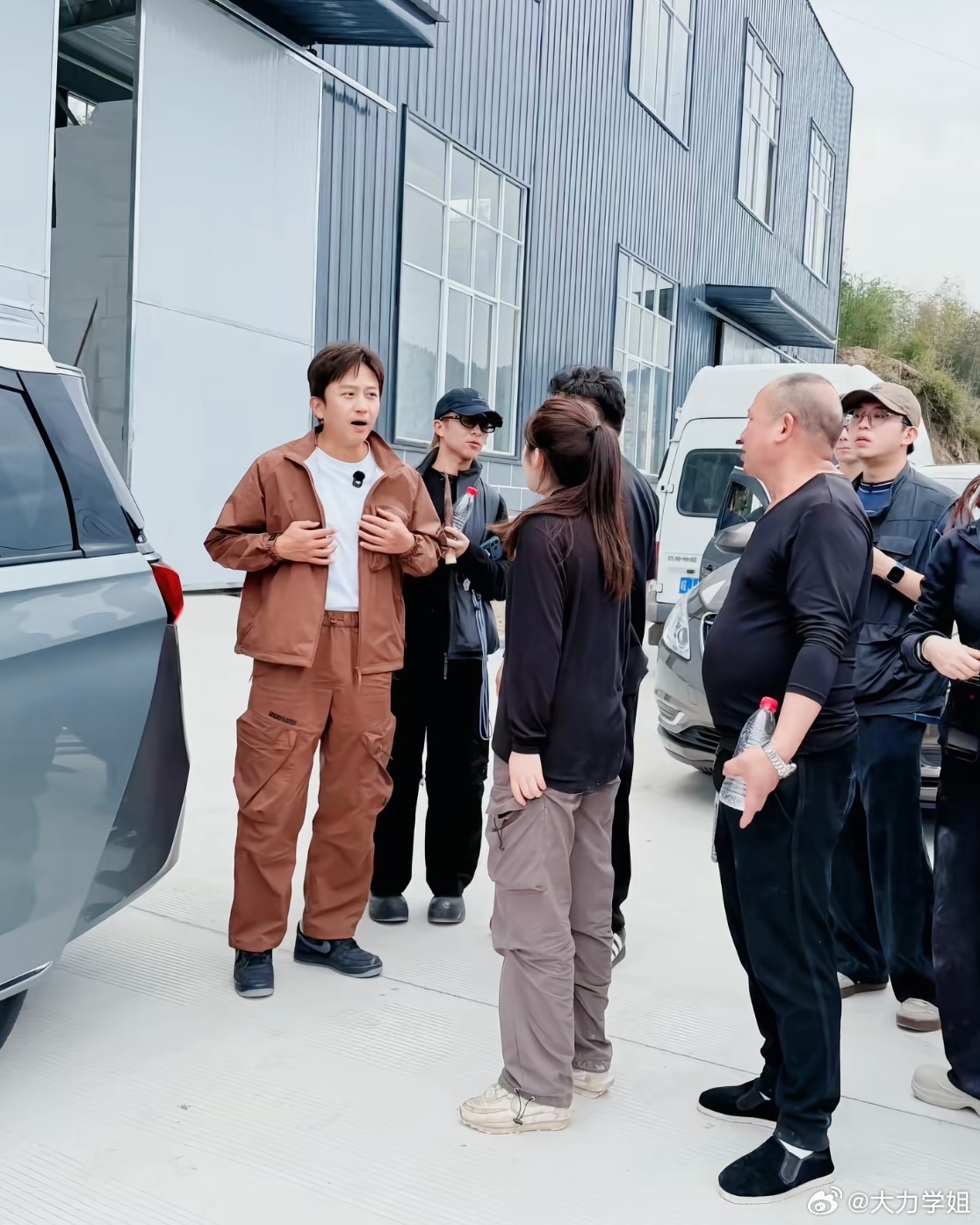 这是谁？哦~邓超！！竟然来黄山助农啦~没赶上