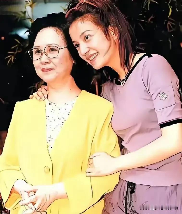 久未露面的赵薇在得知恩师，琼瑶去世后，发文悼念。以古诗句寄托哀思：“滚滚江水逝去