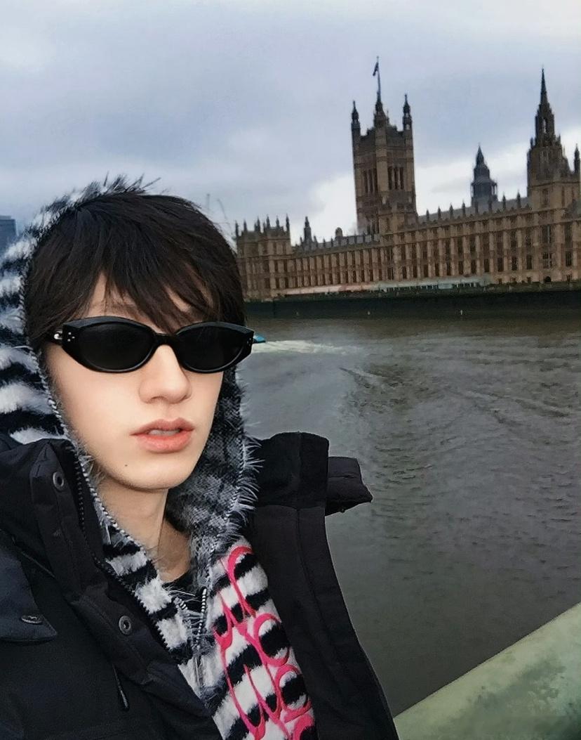 太帅了朱志鑫伦敦度假自拍朱志鑫伦敦九宫格自拍