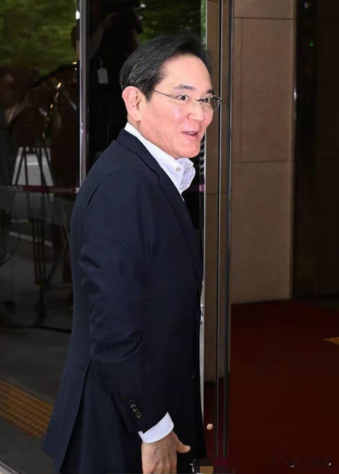 发现没有？

韩国两大财阀三星李在镕和sk崔泰源都是超2000万亿韩元的boss