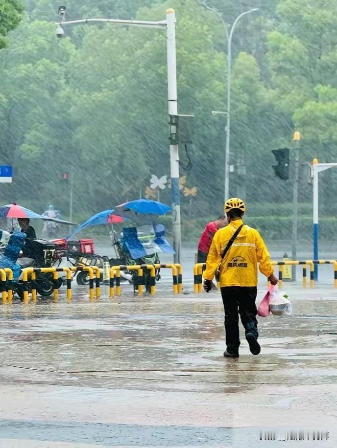 太意外！上海一外卖小哥送餐迟到半小时，顾客开门就要骂人！结果小哥从怀里掏出一个塑