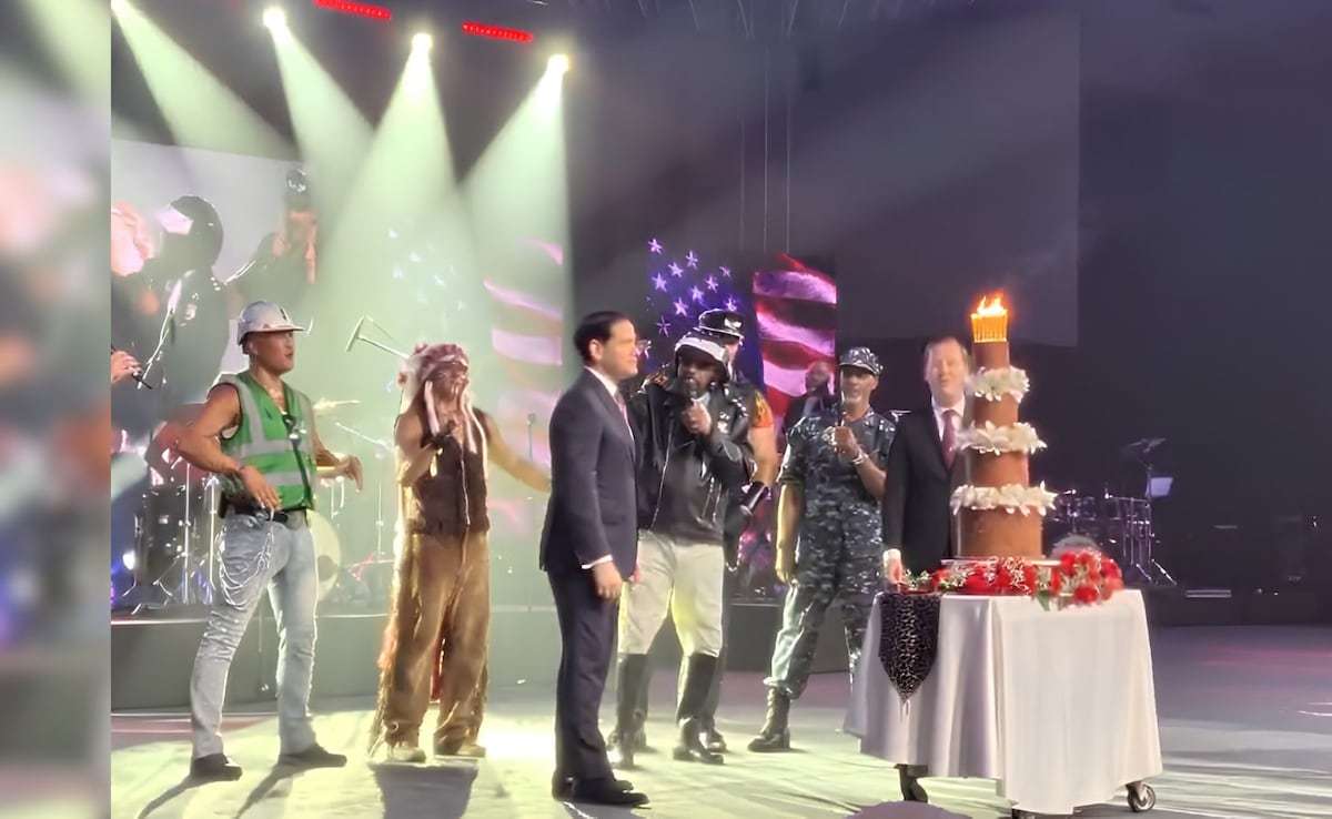 鲁比奥40度高温天穿西装参观泰姬陵¹ 鲁比奥去印度，印度人给他提前过生日，送四层