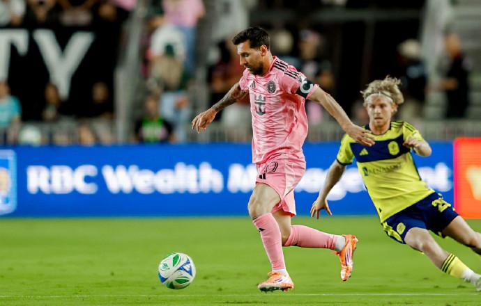 🔍 为何要紧盯梅西？

简单来说，因为他是梅西。对手教练的逻辑通常是：与其让整