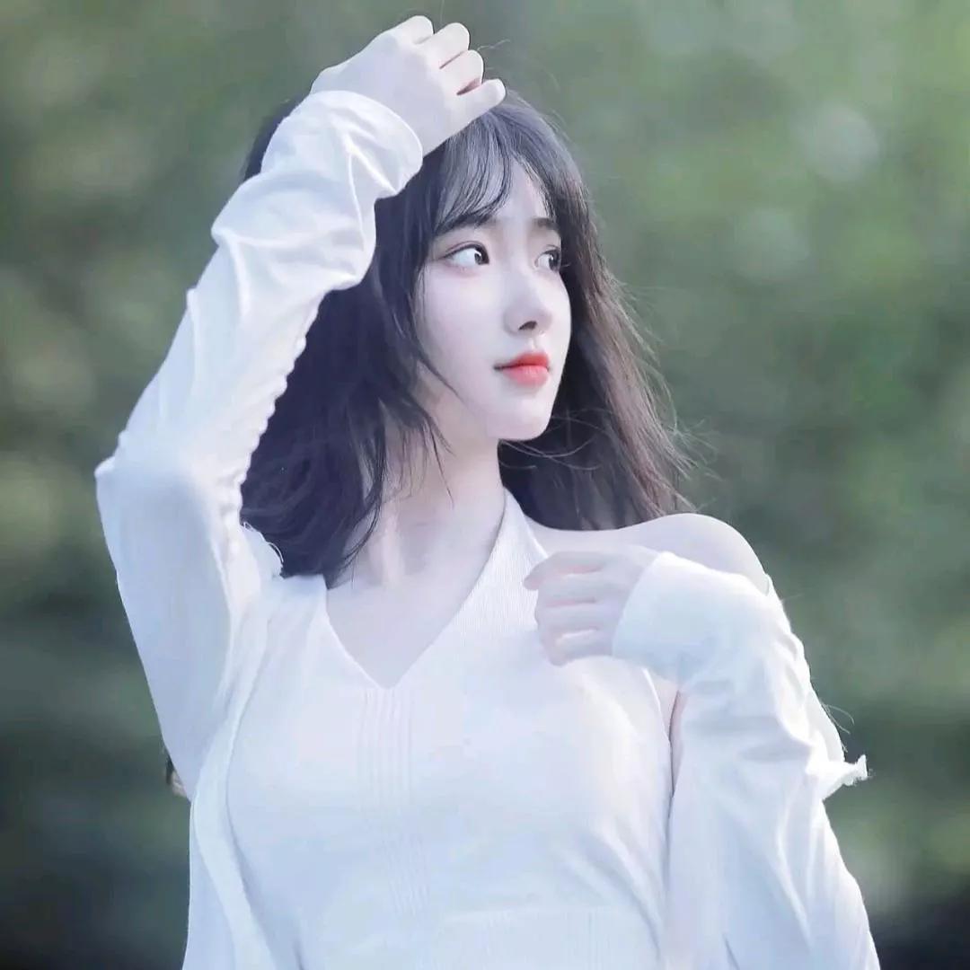 在阳光洒满的森林里，她温柔地抚摸着长发，眼神中透出淡淡的忧郁。