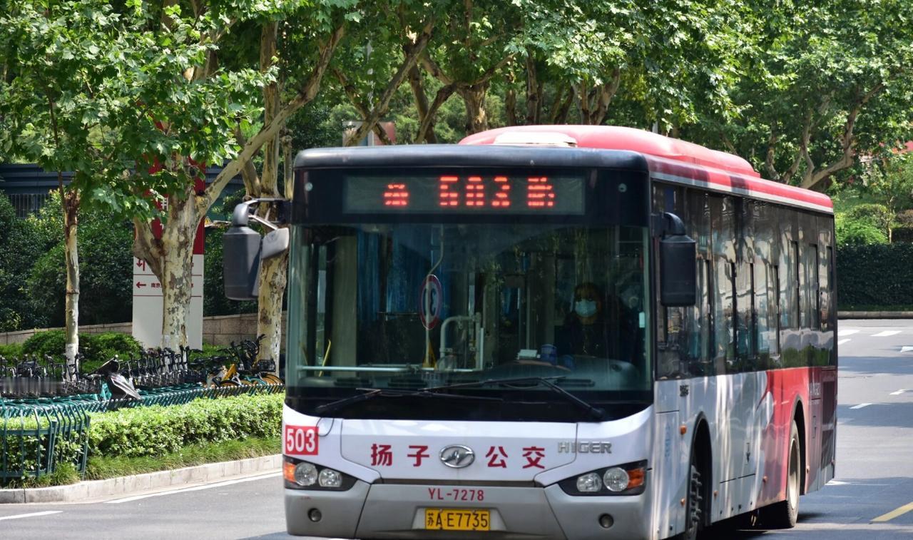 公交推出特色线路、微循环线路没错，但也应考虑适合通勤的大站快车线路。
     