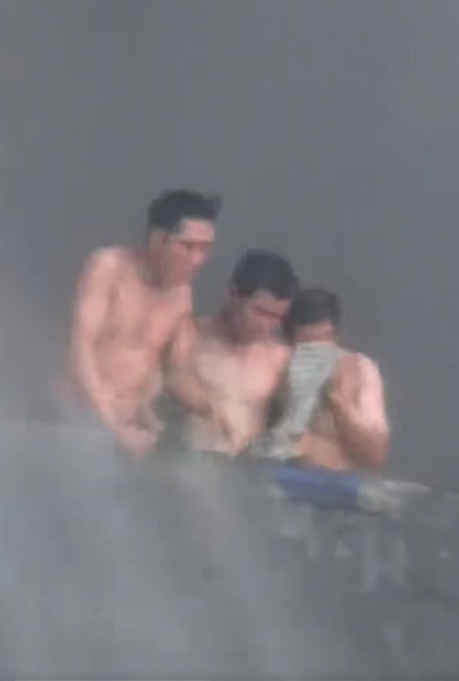 江头的网友，谁知道楼顶这三名男子，现在到底怎么样了？平安逃下来了吗？目测30岁左