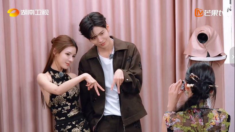 谁看了不说一句唏嘘，张予曦和毕雯珺同框录综艺，直接上演了现实版的形同陌路，曾经的