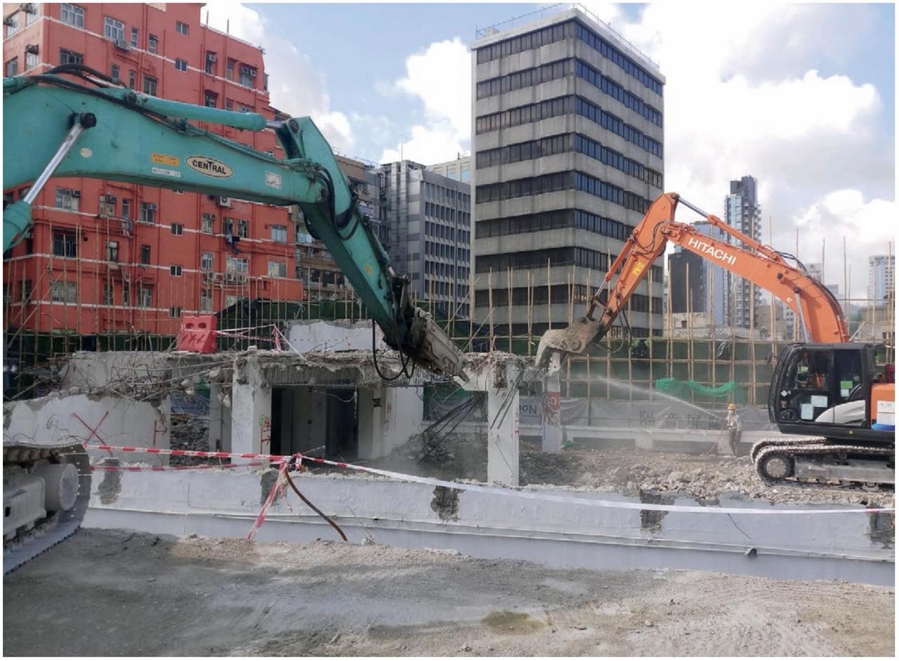10月9日，李嘉诚旗下长实决定拆掉香港项目的3栋在建住宅楼。
同框的新闻恰好切到