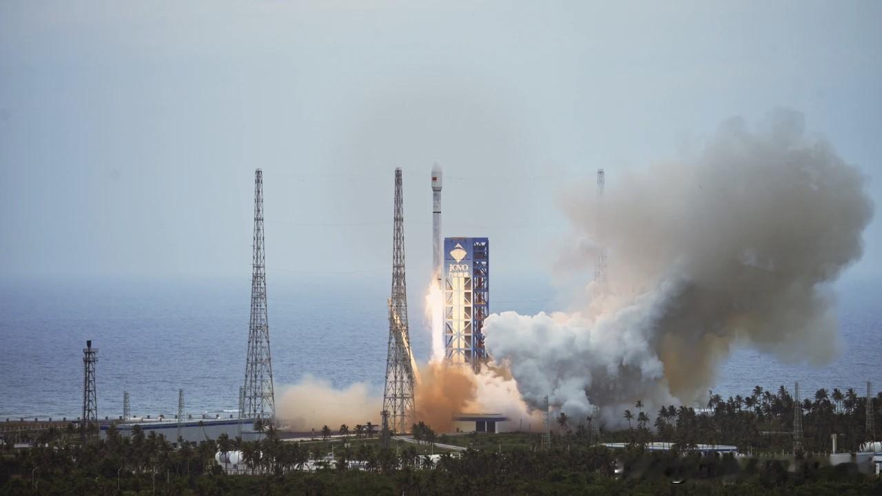 【长十二火箭成功发射卫星互联网低轨22组卫星】6月17日10时44分，长征十二号