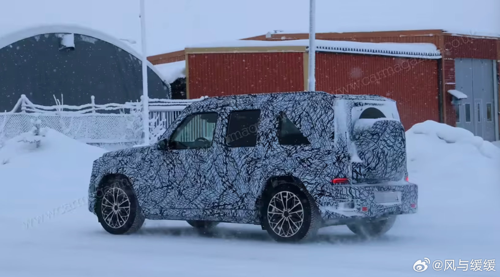外媒公布的一组奔驰新车“小 G”的最新寒区测试谍照虽说裹着伪装呢，但轮廓已经很清