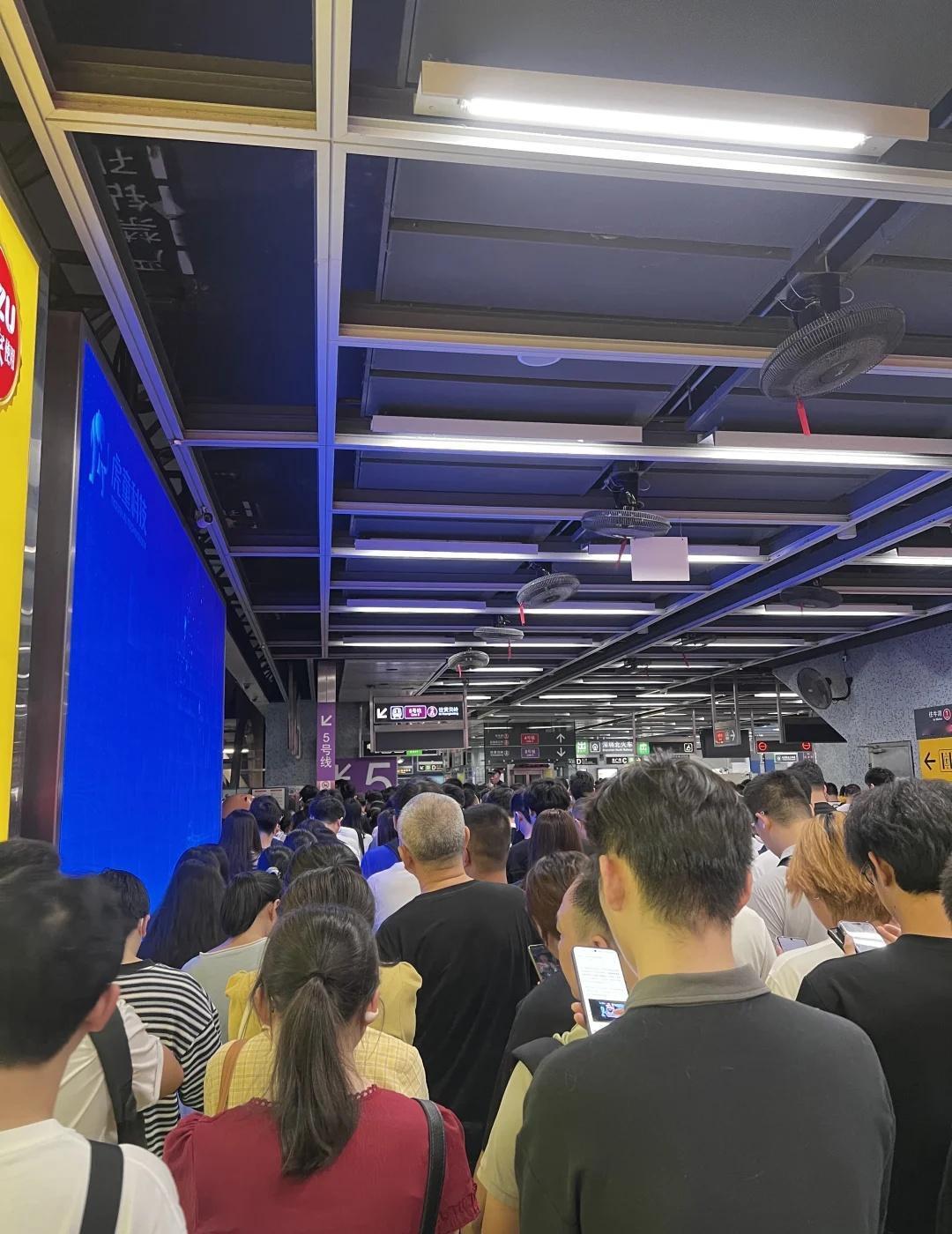 深圳北…
今天怎么这么拥挤！
深圳北站 深圳地铁