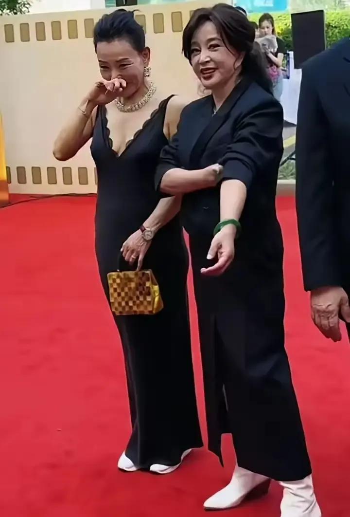 《小花》两位主演46年后惊喜同框，红毯重逢笑靥如花，岁月不败美人风华依旧。