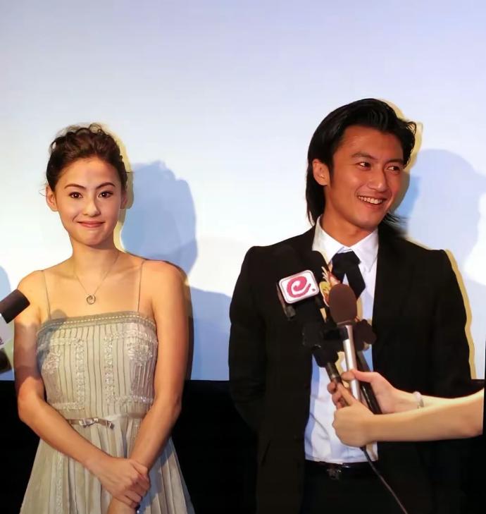 看谢霆锋和张柏芝这张合影，就能明显感觉到，那时的谢霆锋是真的非常喜欢张柏芝。他笑