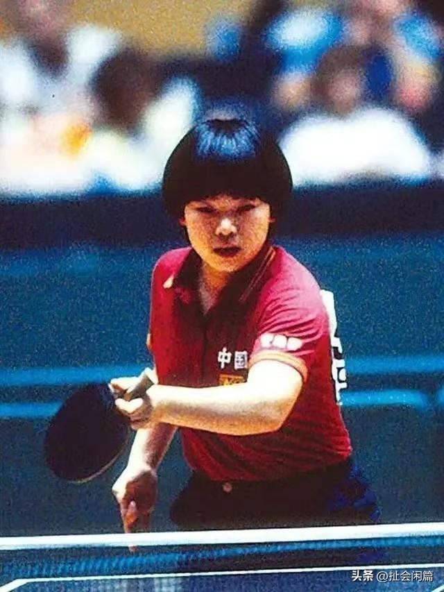 倪夏莲年轻的时候长得好可爱，圆圆的脸蛋，胖嘟嘟的，打起球来却韧性十足。

现在6