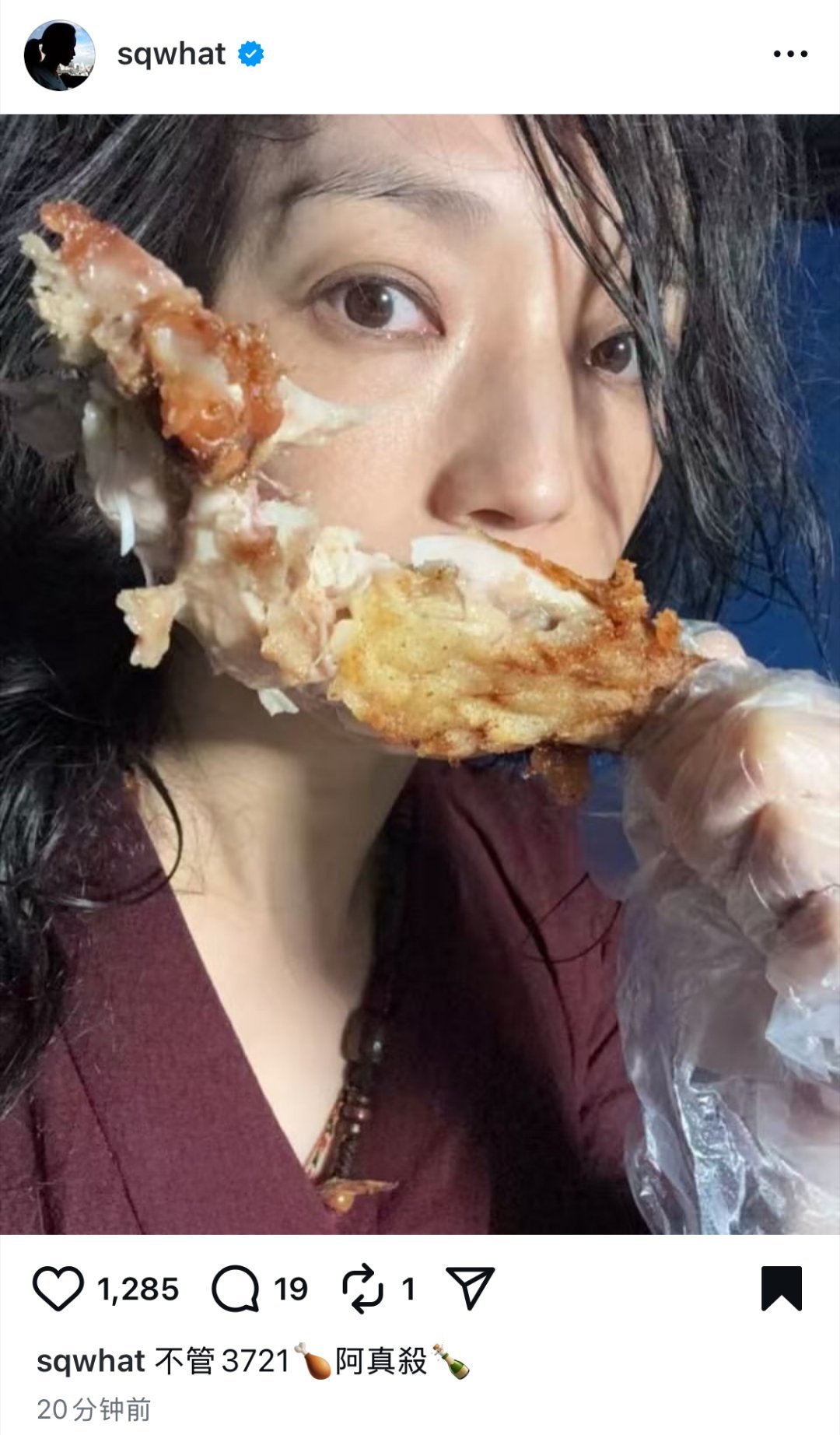 难得放肆吃鸡腿的舒淇🍗 ​​​