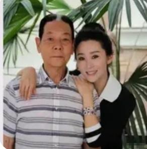 苗圃与大她21岁丈夫陈义红同框照片！