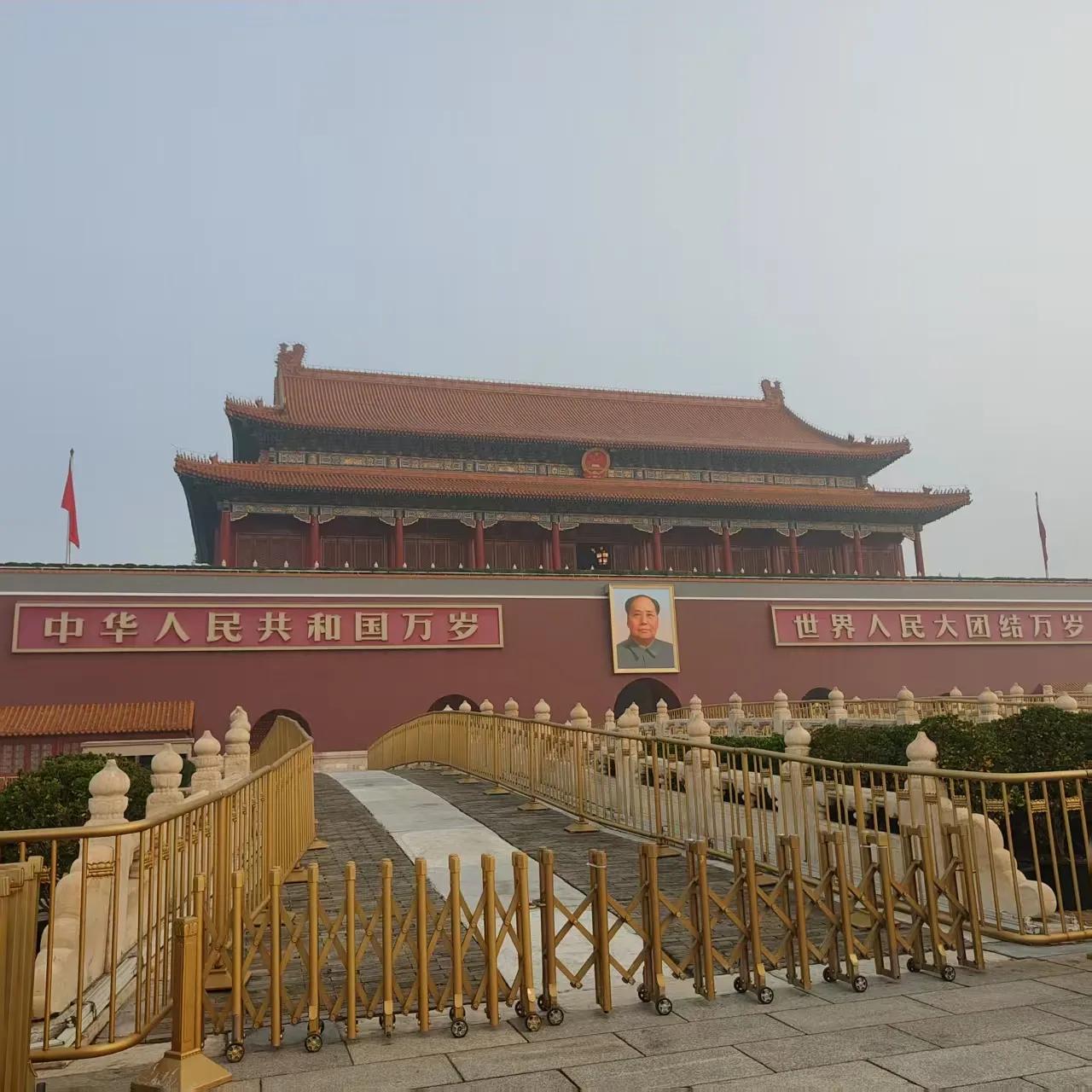 我爱北京天安门
我爱北京天安门，天安门上太阳升，伟大领袖毛主席，指引我们向前进…