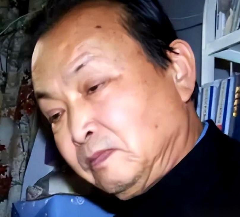 一个六十多岁的退休语文老师，在金三角边境口岸，被人一把拉住，贴着耳朵塞过来一句话