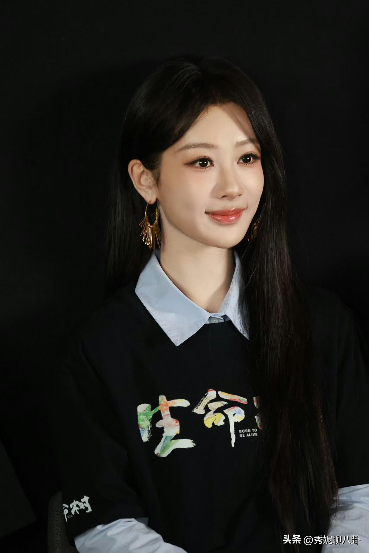 杨紫新剧发布会造型直接刷屏热搜，黑长直配文化衫的简约穿搭，堪称内娱简约天花板！