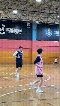 这就搞笑了啊，胡金秋参加幼儿园爸爸篮球赛，这让别人家的奶爸怎么打？我怀疑这是幼儿