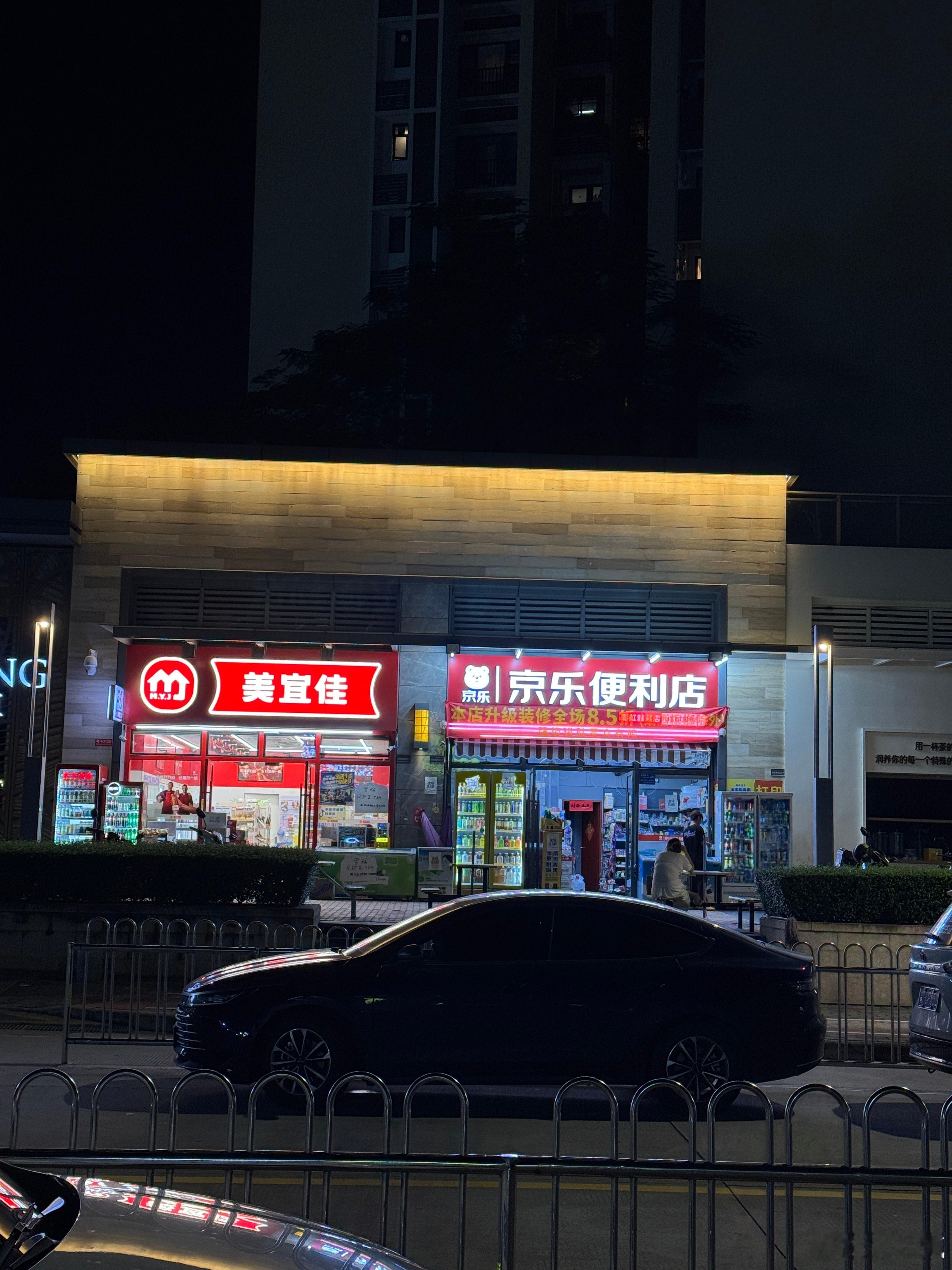一个小区侧门门口两家便利店紧挨着，还都是大品牌。社区便利店真那么好做吗？竞争也太