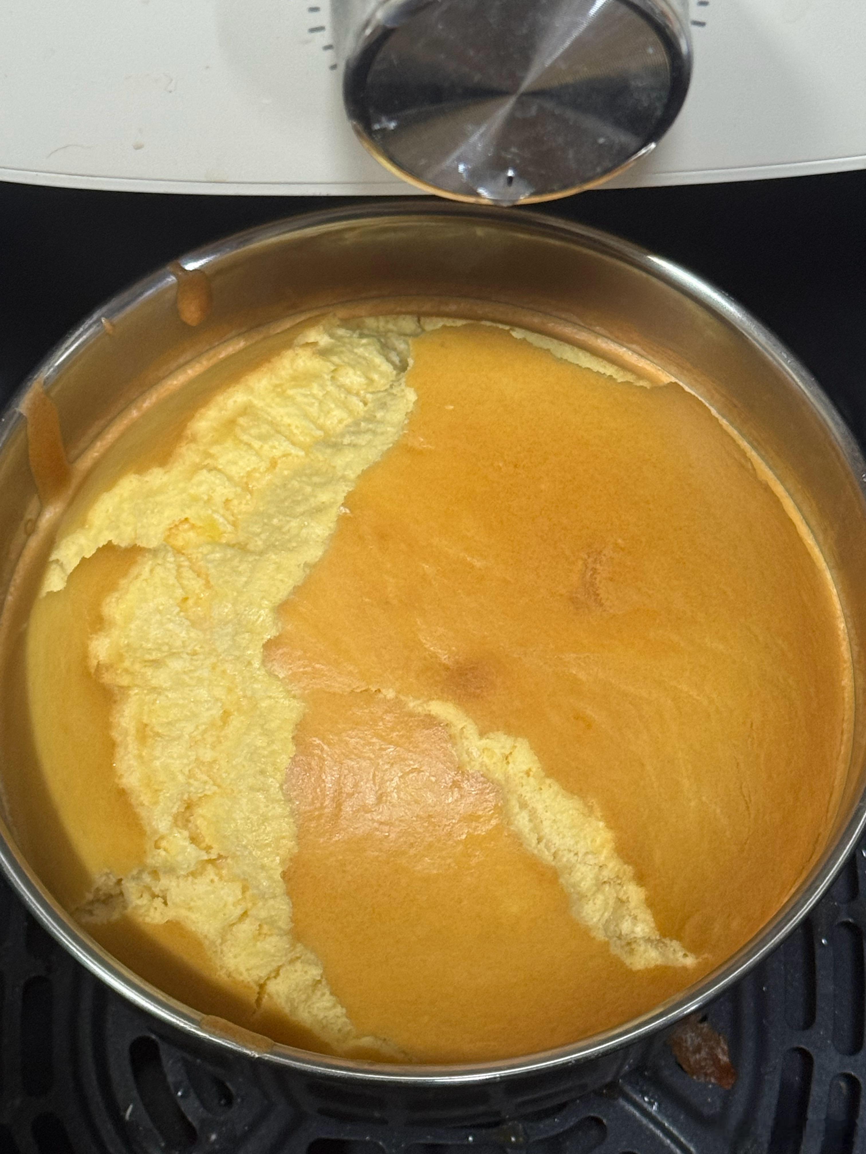 空气炸锅做蛋糕，咋炸开了 是不是火太大了 