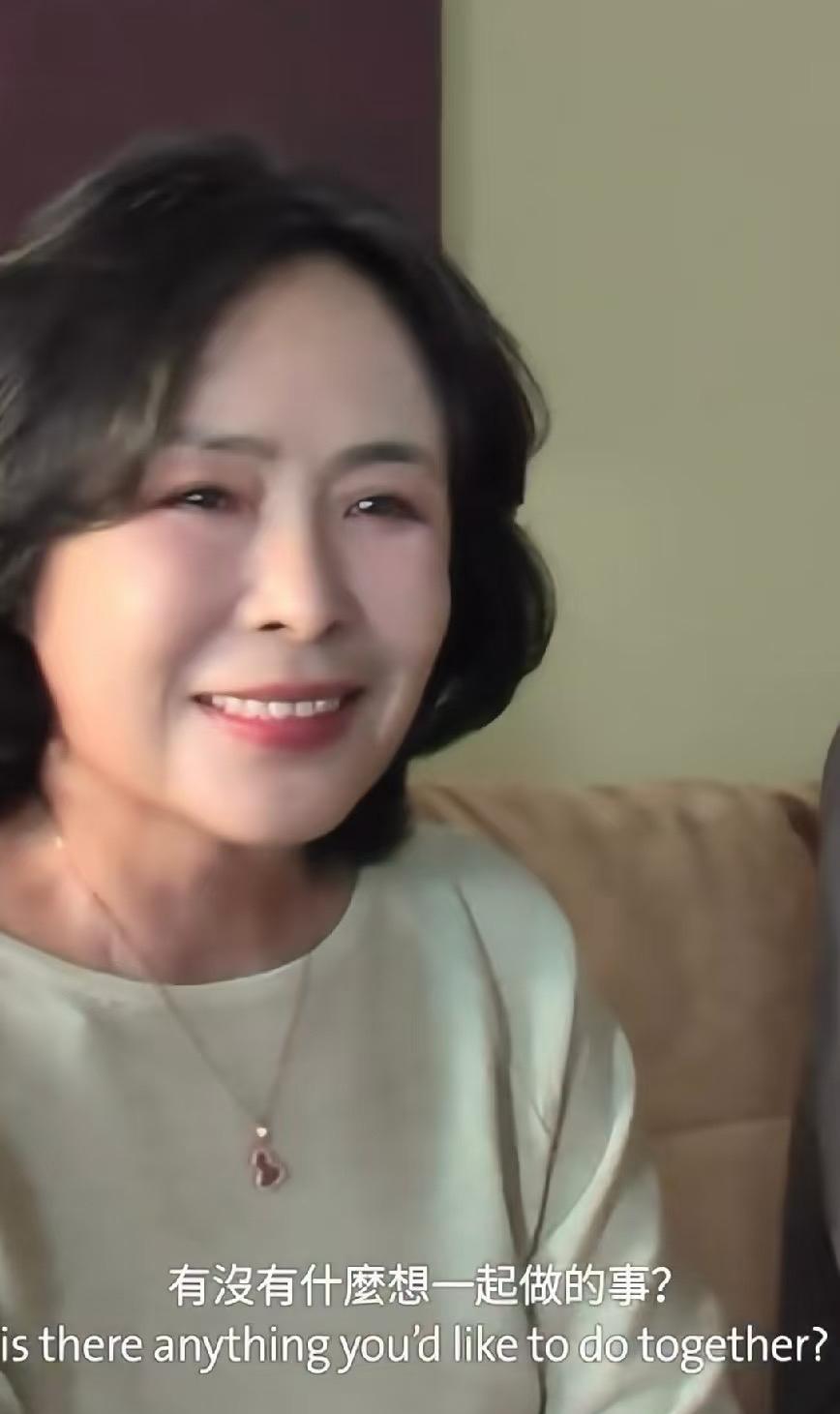 “屏保是全家福，赢球先找妈。
”网友一句话，把王楚钦戳上热搜。
5月20号母