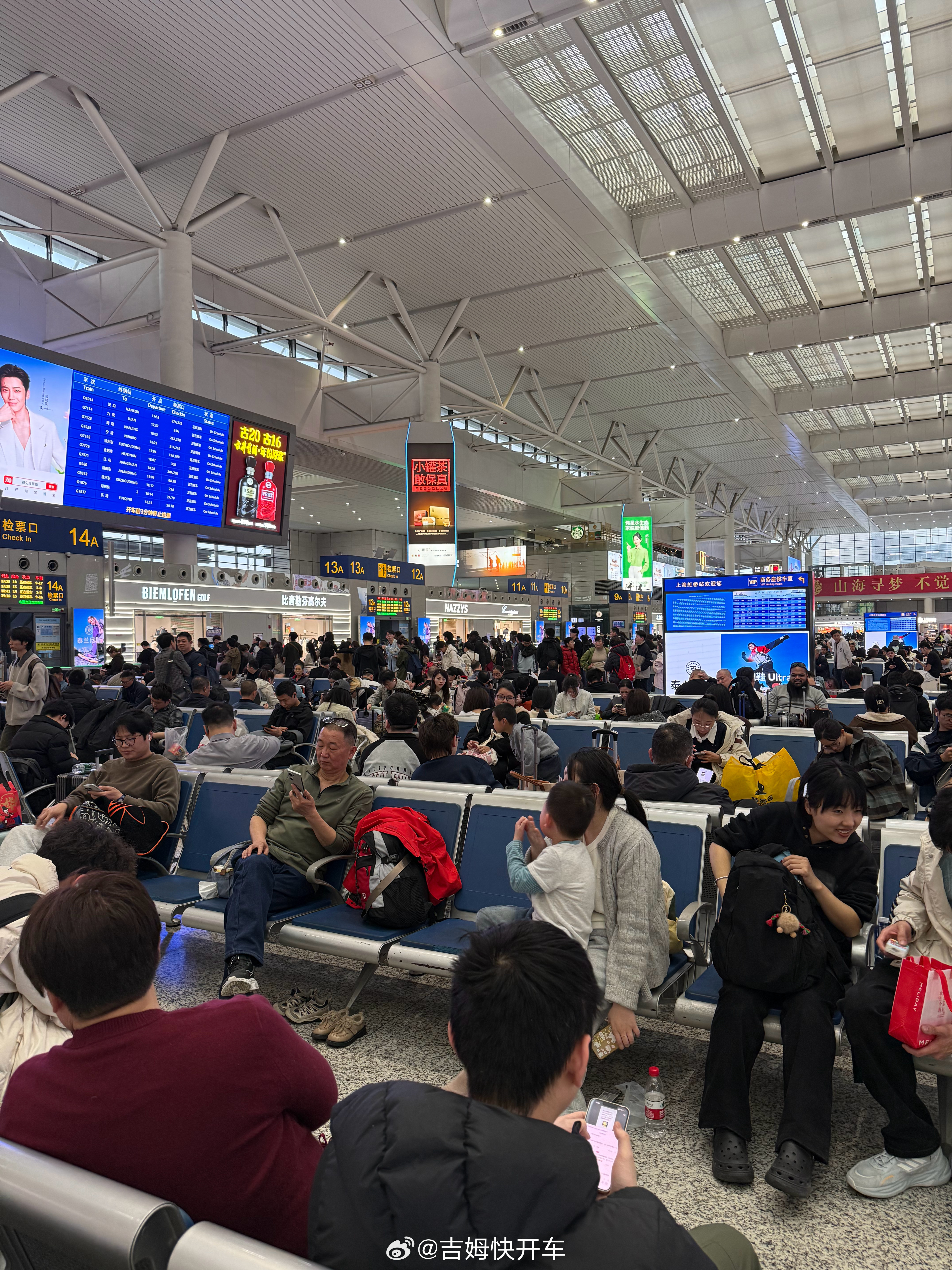 周日晚果然是高铁人流高峰期啊 上海·上海虹桥站