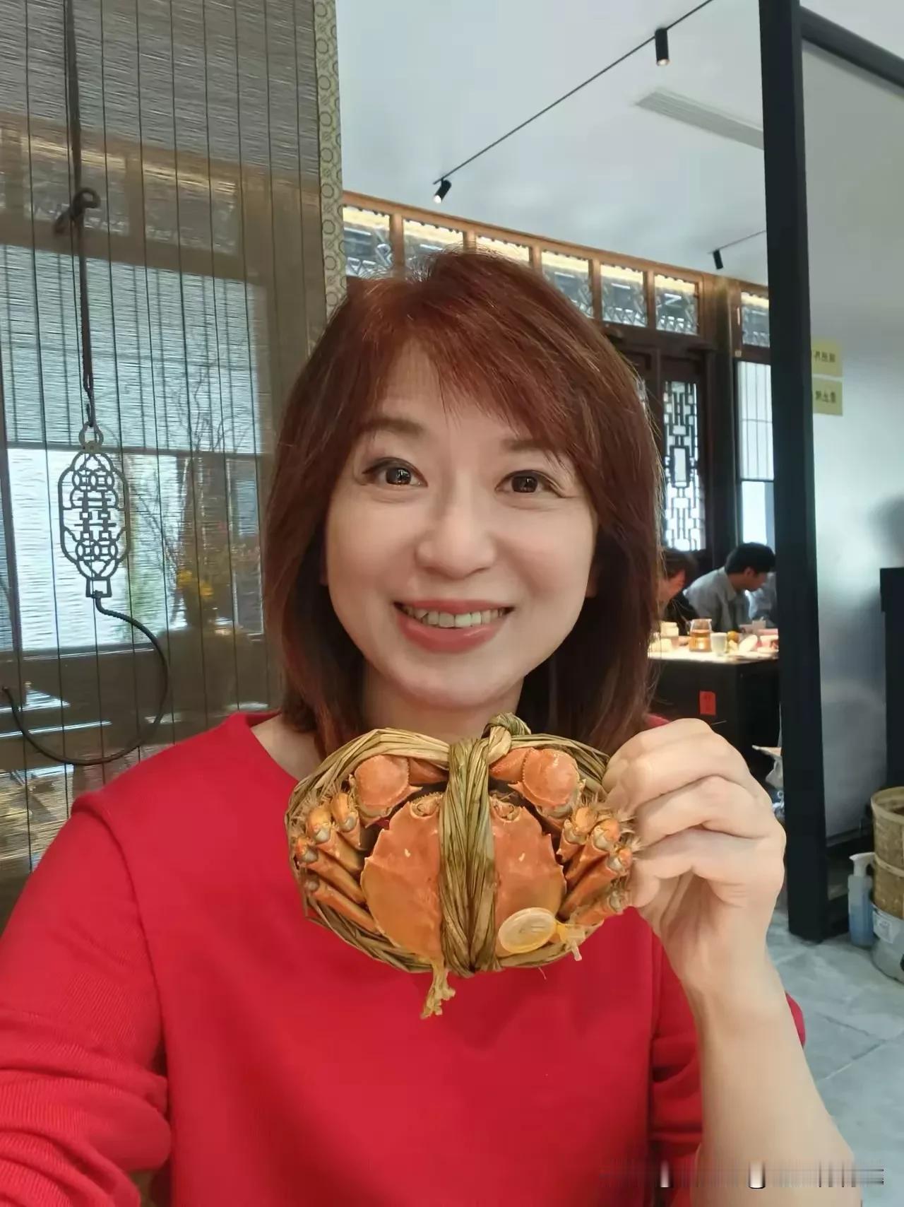 周玉琴，赖岳谦夫妻俩又来大陆了，这次选择了来苏州吃阳澄湖大闸蟹！周女士只呼太好吃
