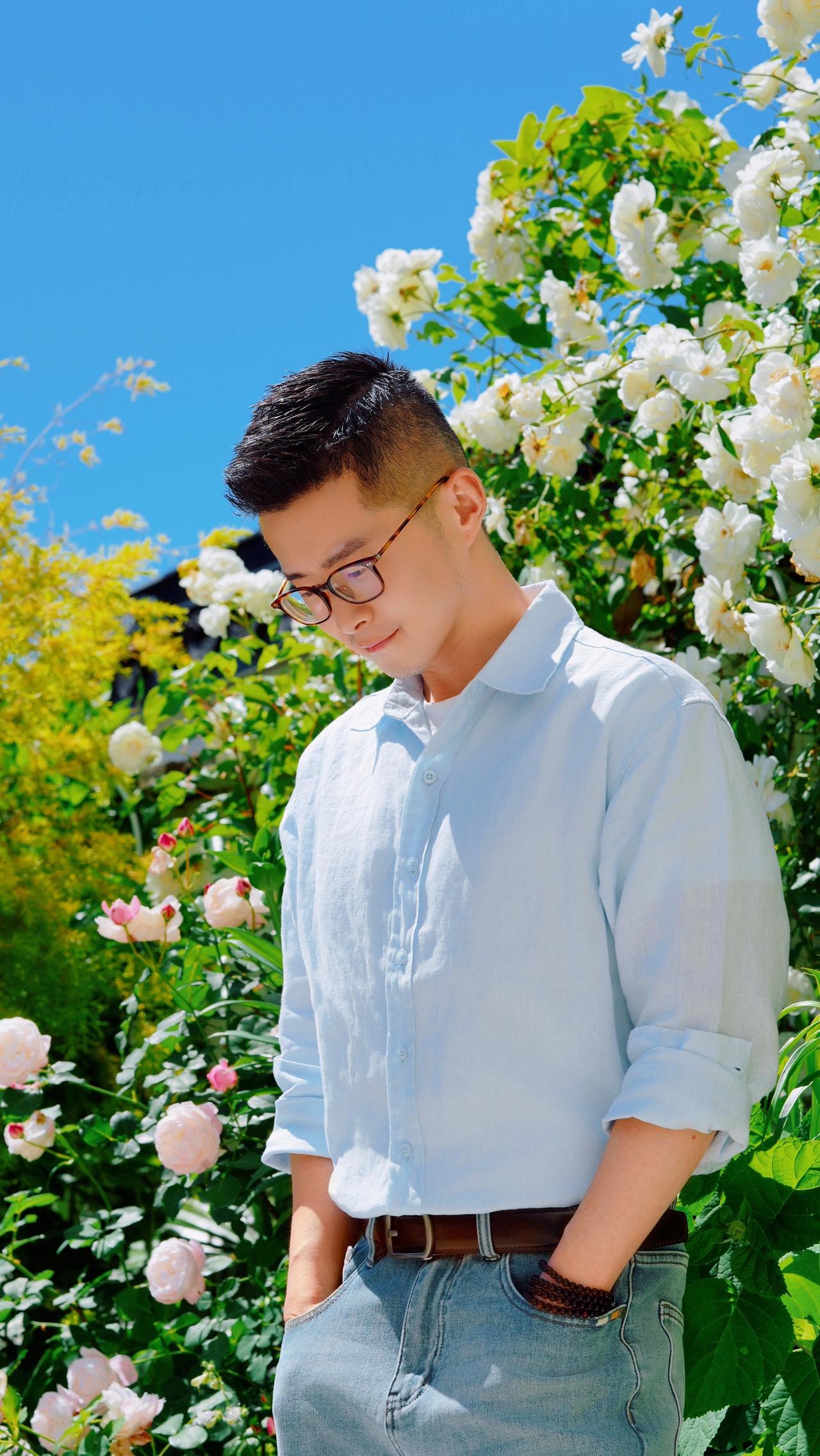 “人生中最好的状态，是丰富的安静。”
——周国平《丰富的安静》

男孩与花 拍出