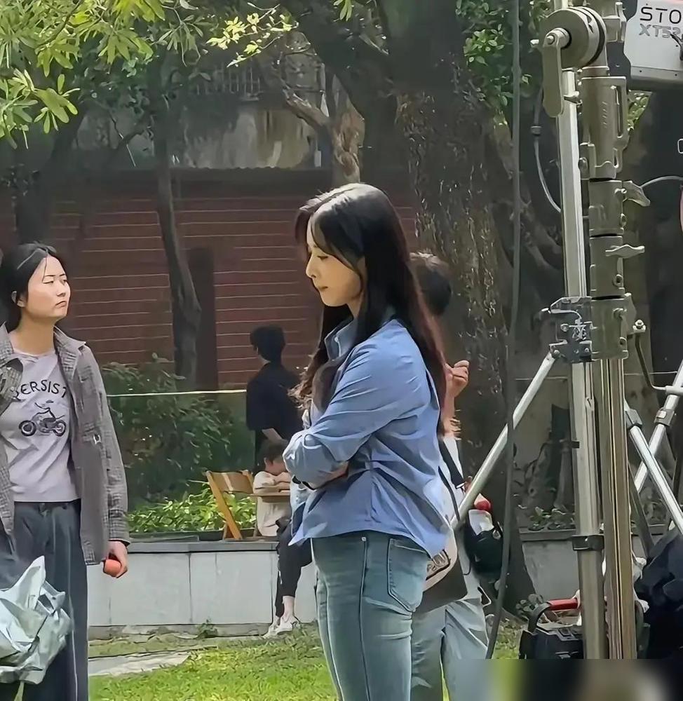 身高159的沈月，体重51公斤，在娱乐圈这几乎是原罪。

说真的我一个平时偶尔追