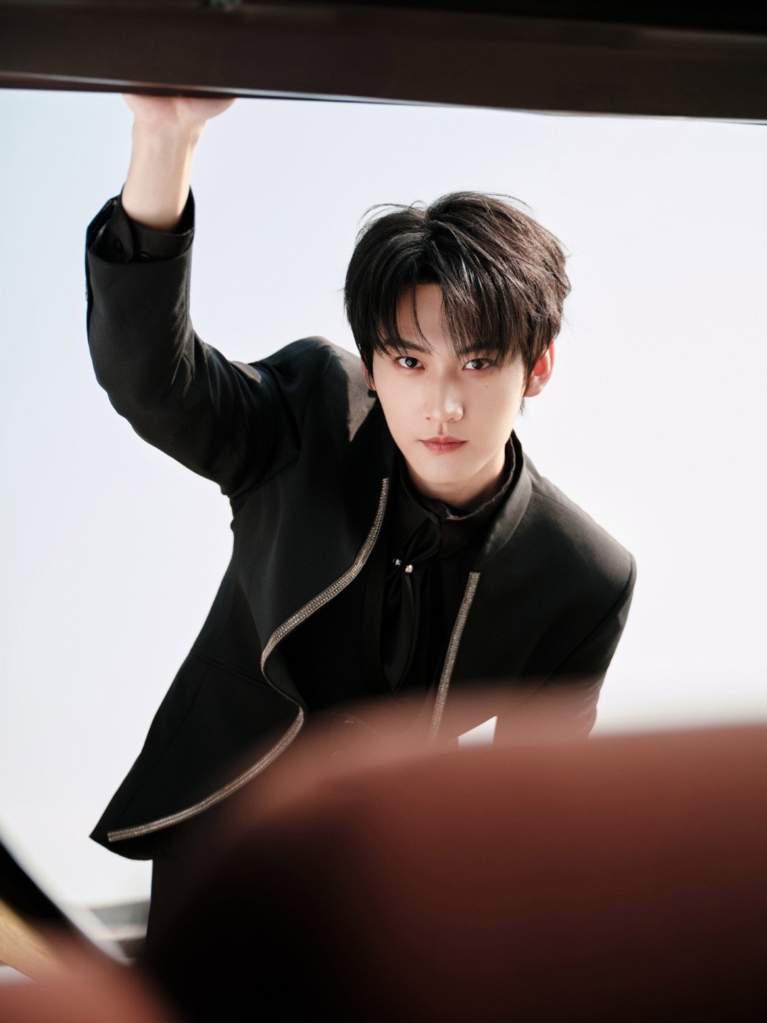 周柯宇怎么背着我偷偷帅 从质朴李雾到光影男神，周柯宇的颜值跨度也太惊艳了！大片里