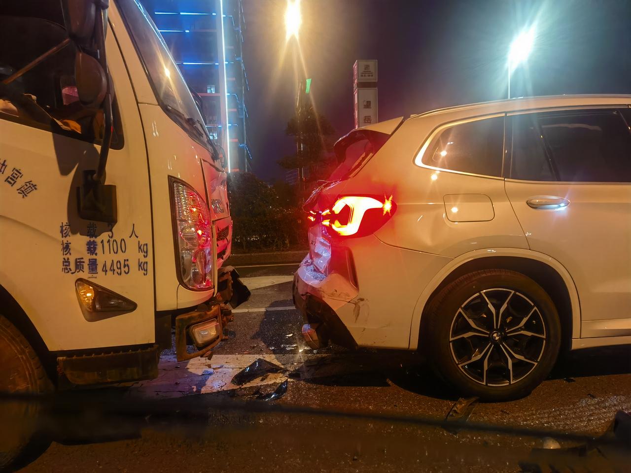 2026年3月20日晚19时，济南市望岳路，省政协宿舍附近，发生一起追尾事故。所