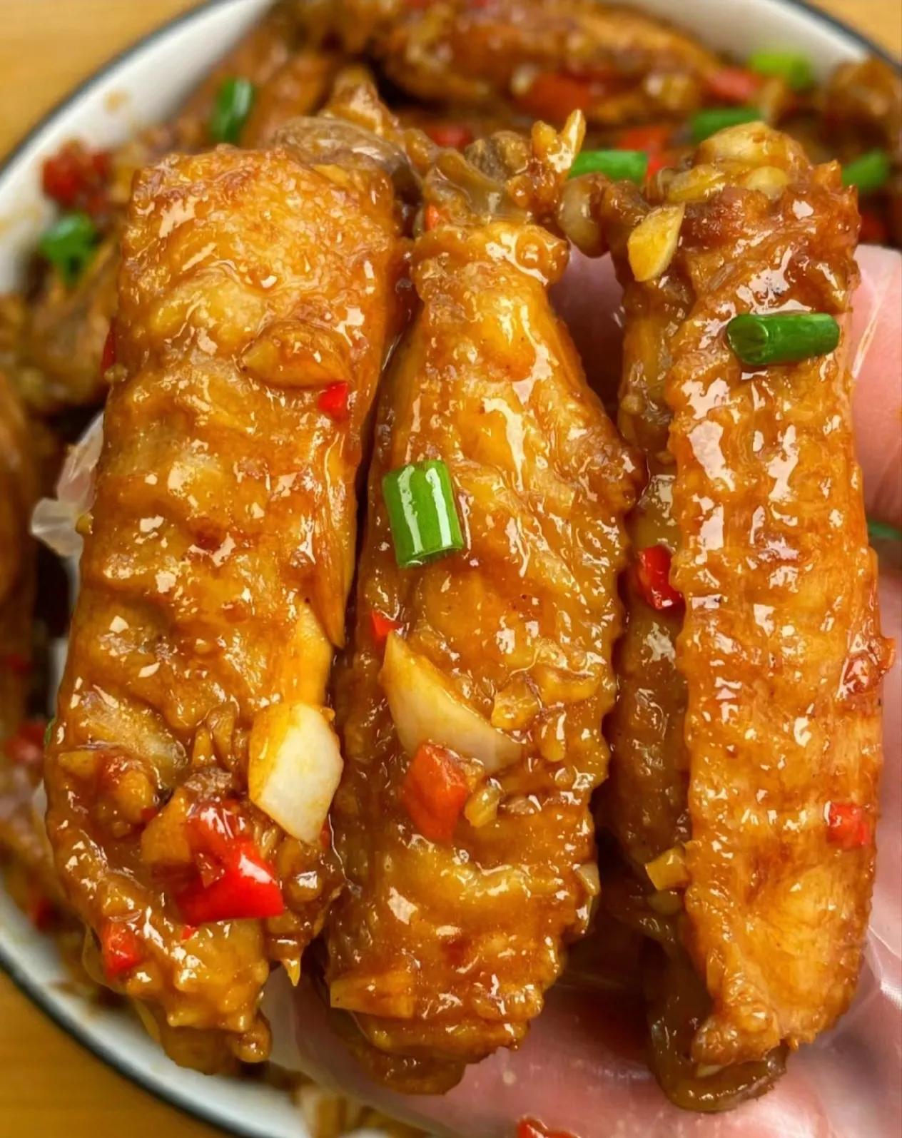 #分享我的拿手菜谱#
巨巨巨好吃的蒜香鸡翅，做法简单，鸡翅软烂入味，一嗦就脱骨，