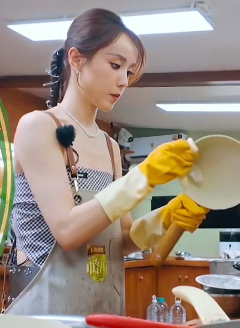张雅琪和王俊凯林大厨收拾到凌晨一点半，以往很多人对新人嘉宾抱有刻板印象，但这期节