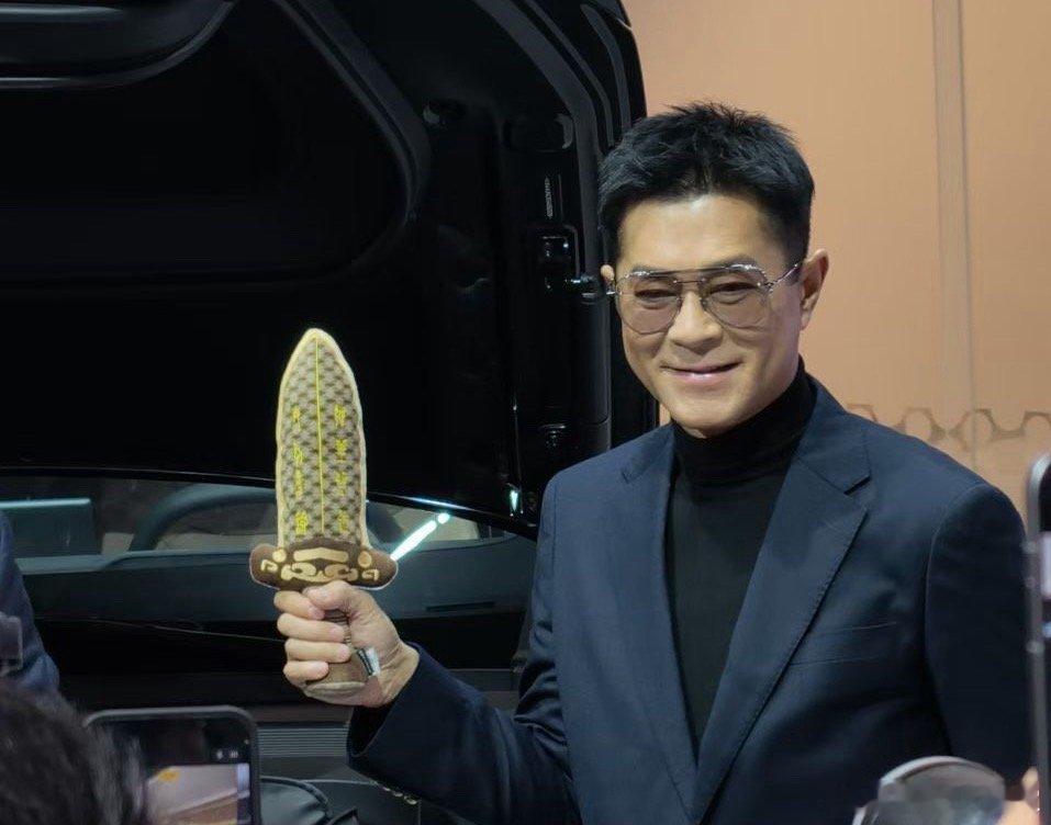 你们猜为啥古天乐来乐道展台，要举一把剑？