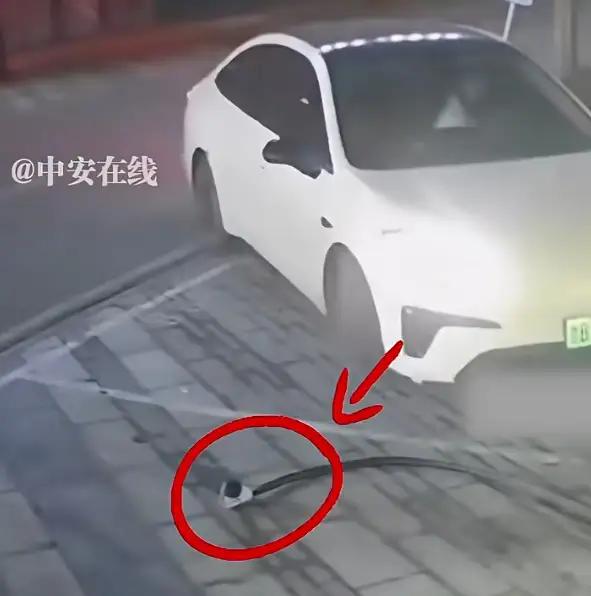 山东一女子给新能源车充电后直接将充电枪扔在地上，随后开车肆无忌惮地碾压离开。
这