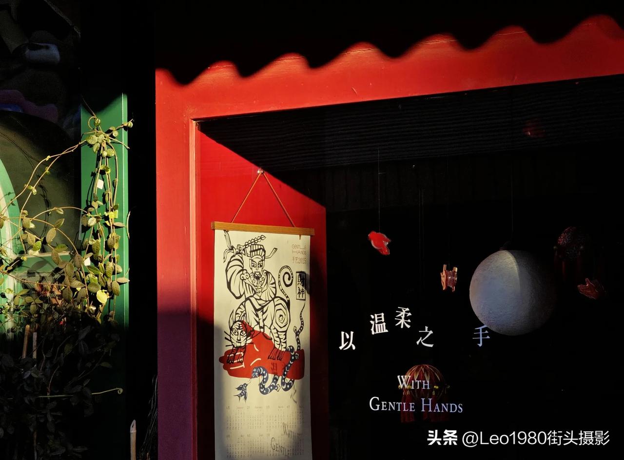 分享一张扫街照片胡同里，一只温柔的手，在清晨的光影中，很是引人注目。常扫街