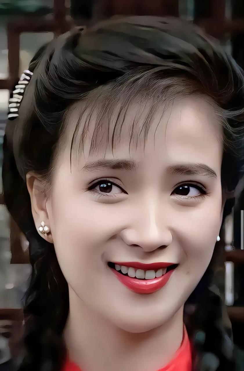 人到中年才明白，
何晴老师用她的一生告诉我们：真正的坚强不是从不低头，而是在命运