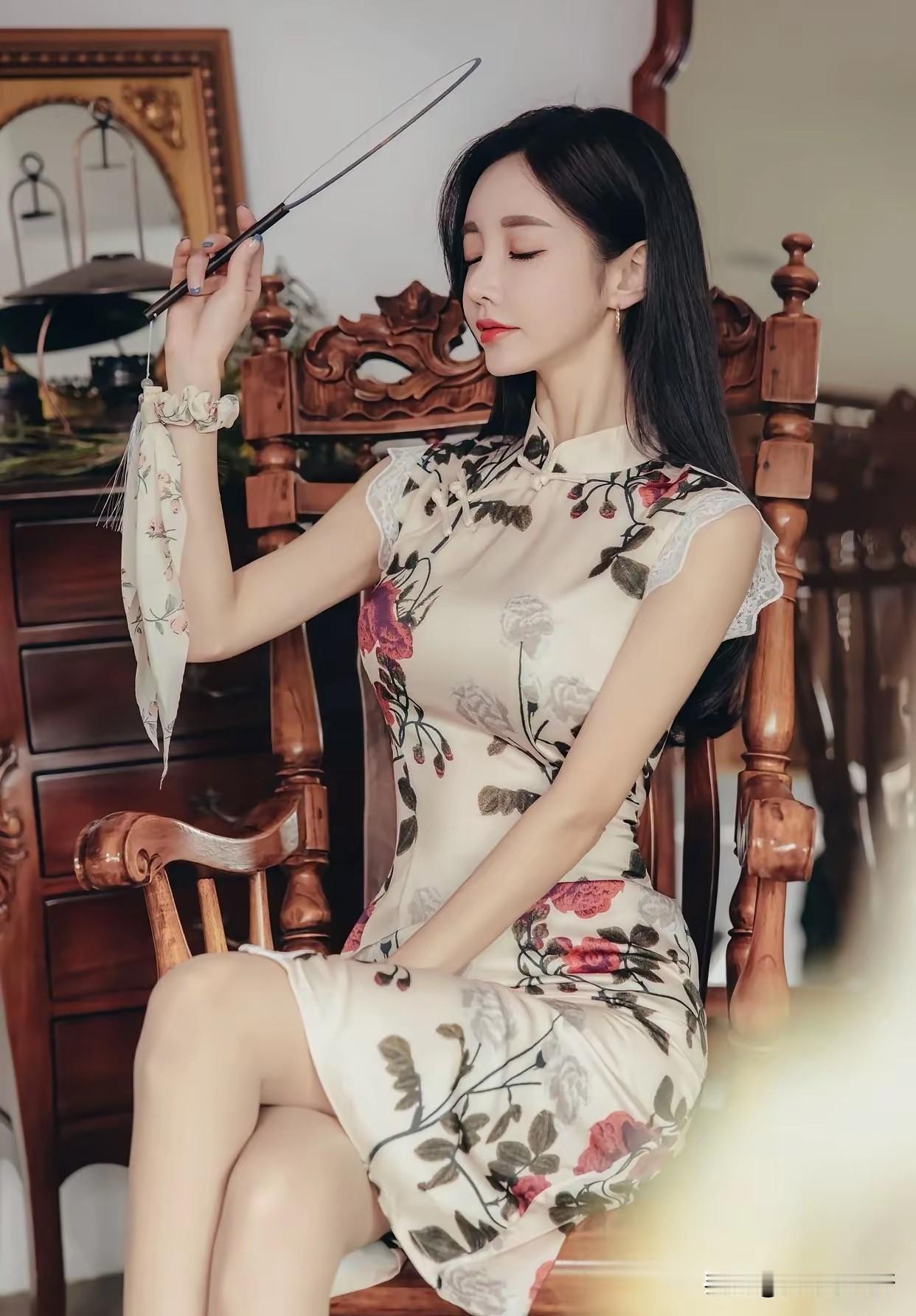女神孙允珠，身着繁花旗袍轻摇团扇，复古时光里藏着温婉风情，一眼万年不过如此。