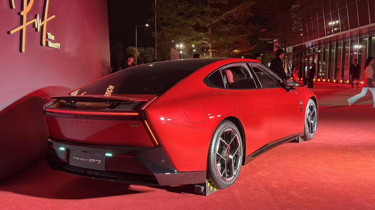 这台大红色的小鹏P7挺好看的
加点金色点缀，春节推特别版就很适合拜年了❤️【来自