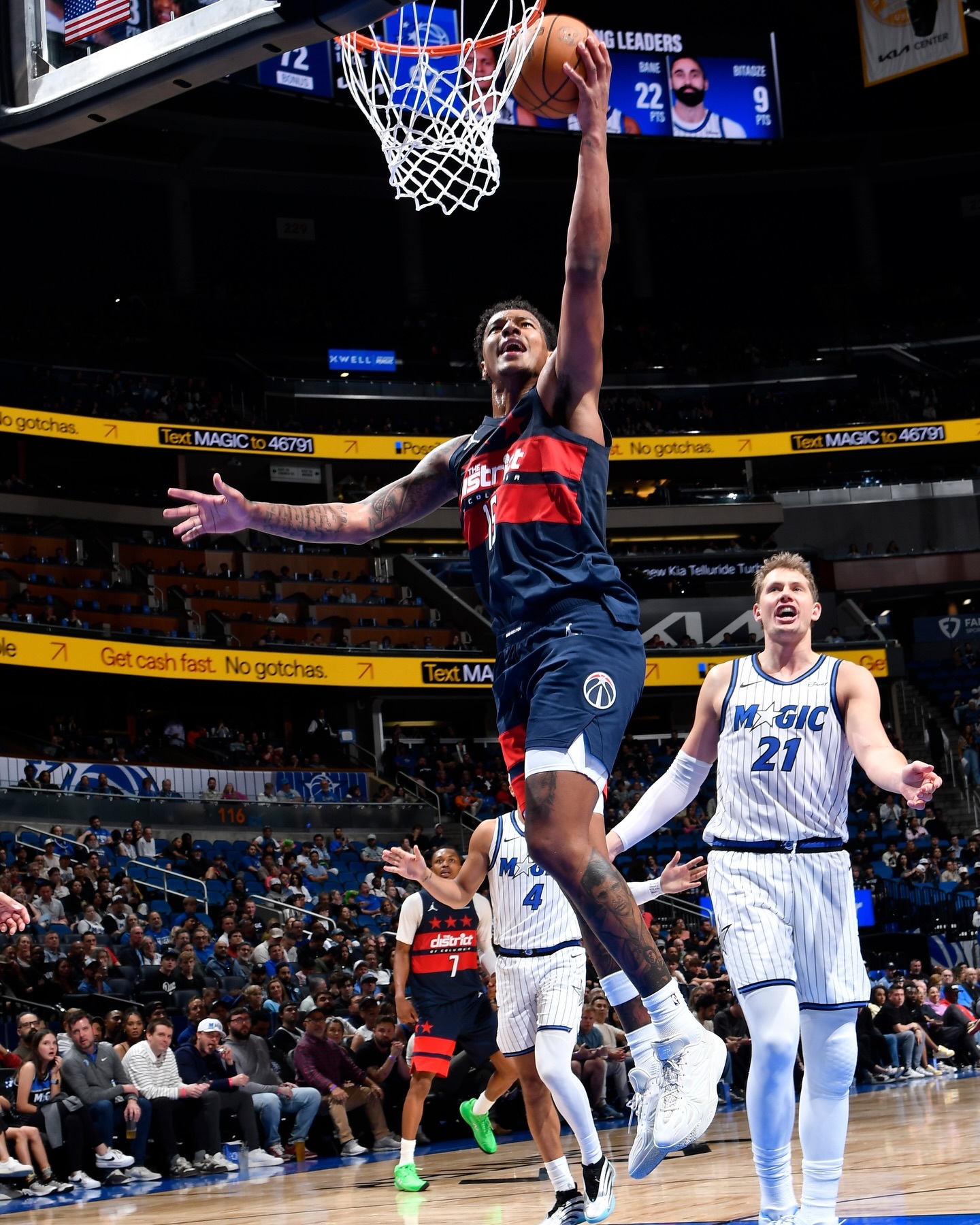 华盛顿奇才队的落选秀 Julian Reese 在最近一场比赛中，选择穿着姐姐 